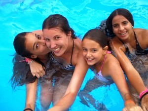 rafi con mayores en piscina